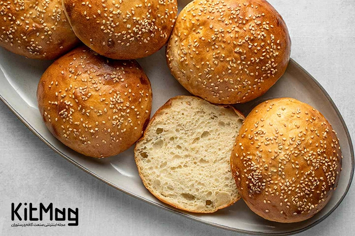 نان سیب زمینی یا پوتیتو بان که داخل یک سینی گذاشته شده و روی آن با کنجد تزئین شده است