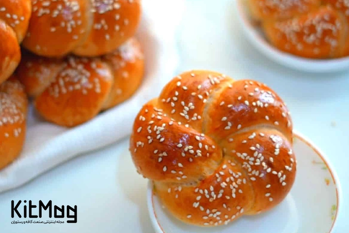 نان رولی قیصر یا Kaiser roll که شبیه به گل است و روی آن با کنجد پر شده است