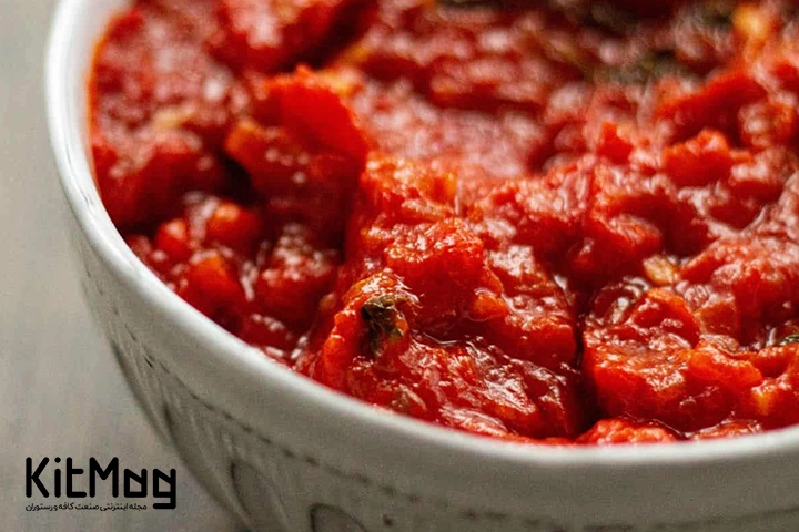 سس مارینارا مخصوص پخت پیتزا به سبک ایتالیایی که برای پایه اصلی روی خمیر پیتزا استفاده میشود و داخل یک کاسه ریخته شده و از نمای نزدیک از آن عکس گرفته شده است