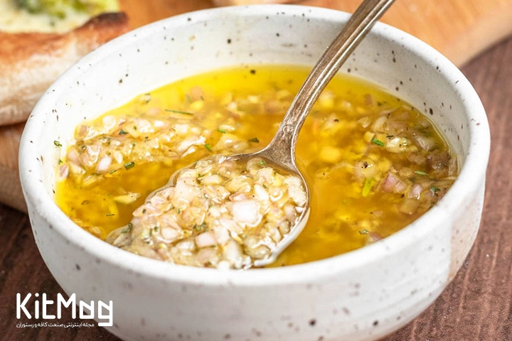 طرز تهیه سس مخصوص سیر و روغن زیتون که روی بیس اصلی همه پیتزاهای ایتالیایی ریخته می شود
این سس داخل یک کاسه دیخته شده است و با تکه های سیر قوطه ور در روغن زیتون در تصویر ازنمای نزدیک قابل مشاهده می باشد