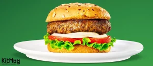 طرز تهیه همبرگر رستورانی یک همبرگر کلاسیک با پس زمینه سبز و یک برگر برزگ و هیجان انگیز