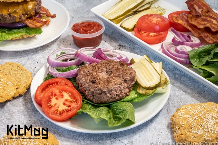 طرز تهیه همبرگر رستورانی
گوشت آماده برگر به همراه مواد اولیه آن که همگی در یک بشقاب ریخته شده است