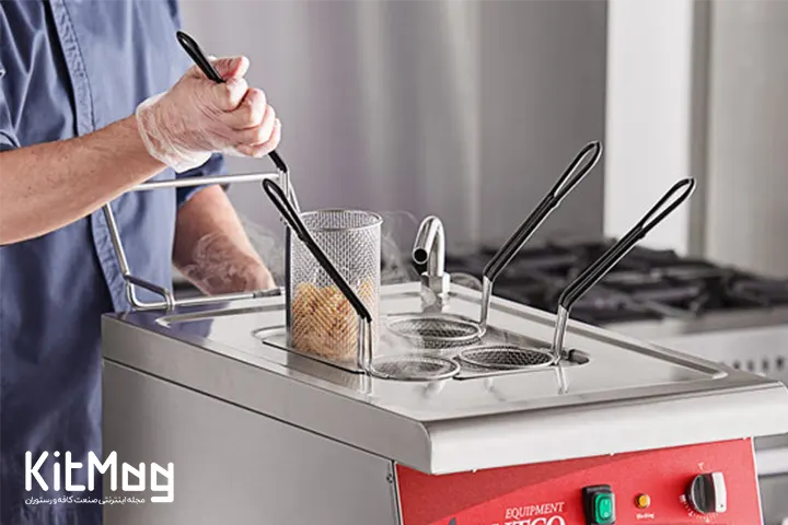 سبد پخت پاستا در آشپزخانه صنعتی. کیت مگ .
