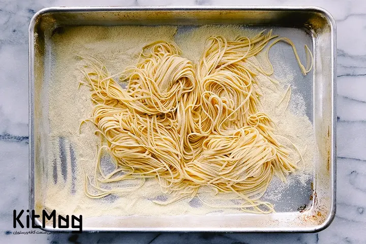 کیت مگ/پاستای تازه را درون سینی بزارید و روی آن آرد بریزید.