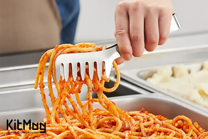 انبر سرو و پخت پاستا. شامل دندانه های بزرگ است که پاستا سر نخورد. کیت مگ.