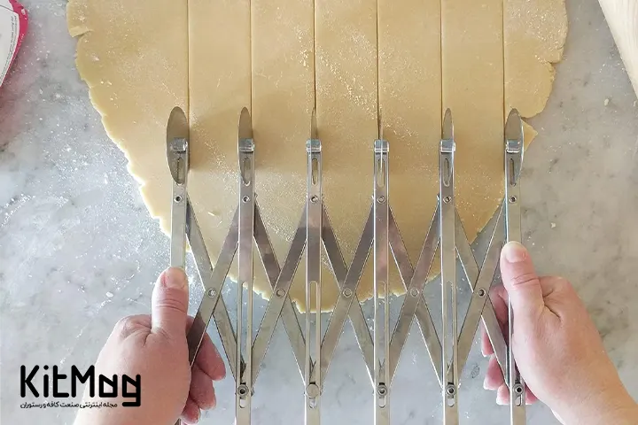 کاتر پنج چرخ برای برش های یکسان  پاستا. کیت مگ.