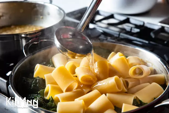 ملاقه های مخصوص انتقال آب پاستا درون ماهیتابه سس پاستا. کیت مگ.