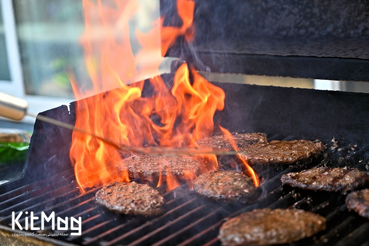 برگر های ذغالی که روی آن گوشت برگر در حال پخت می باشد 