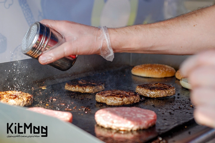 گریل تخت پخت برگر که روی آن برگر قرار گرفته است