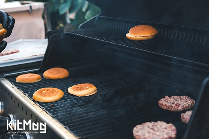 گریل دوطبقه پخت همبرگر  که روی آن گوشت همبرگر و نان برگری قرار گرفته است