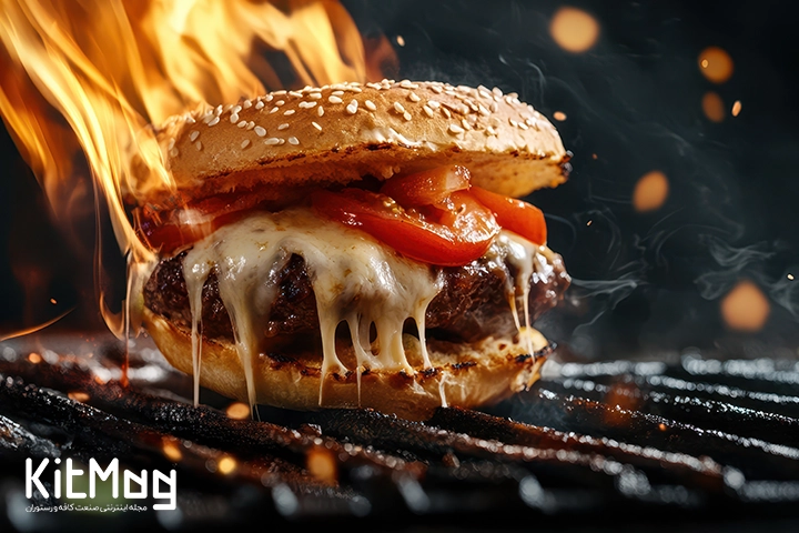 همبرگر اسموکی برگر که پنیر آن روی گریل آب شده است از نمای نزدیک