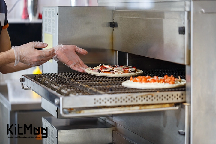 فر ریلی پیتزا 
نظافت فر ریلی پیتزا
تمیز کردن فر ریلی پیتزا
آشپز در حال قرار دادن پیتزا در فر ریلی می باشد