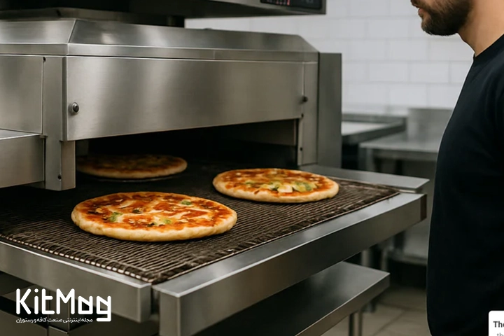 آشپز در حال تست فر ریلی پیتزا می باشد 
به صورتی که دو عدد پیتزا از ریل های آن بیرون زده است