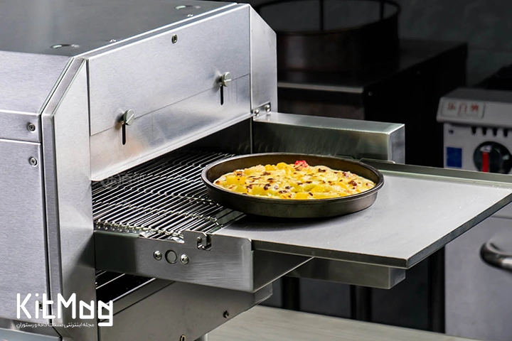 فر ریلی پیتزا لینکولن از نمای نزدیک در حالی که یک عدد پیتزا از آن بیرون زده است