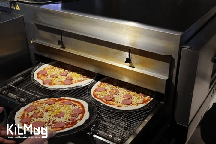 یک آشپز در حال پخت پیتزا در فر ریلی پیتزا می باشد
سه عدد خمیر پیتزای خام به همراه تاپینگ پپرونی که داخل فر قرار گرفته اند