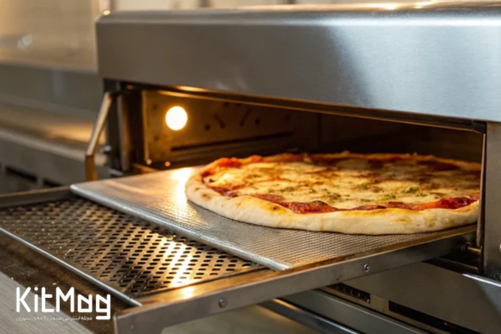 تمیز کردن فر پیتزا چگونه است
یک پیتزا ایتالیایی که داخل فر پیتزا قرار گرفته است