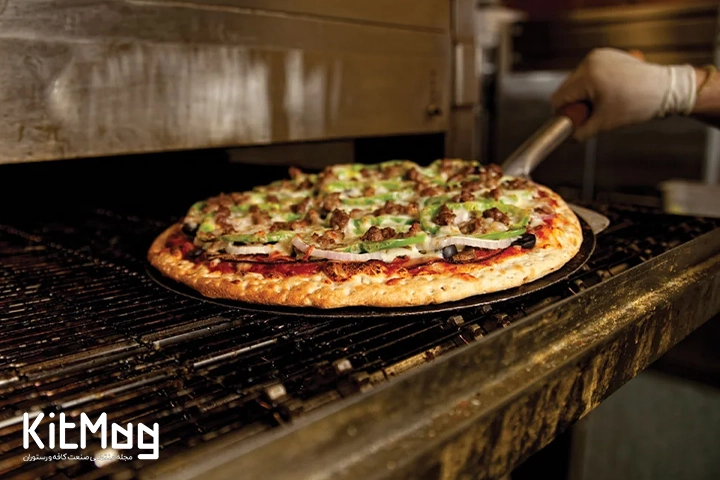 آشپز در حال خارج کردن پیتزا رسبیف از داخل فر ریلی پیتزا می باشد