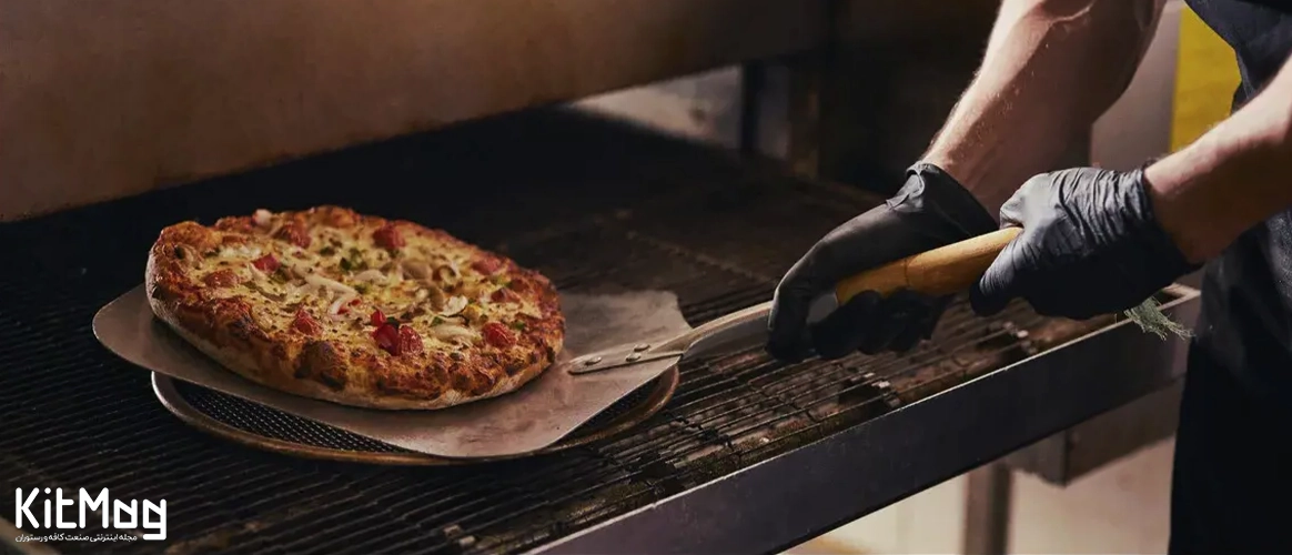 تمیز کردن فر ریلی پیتزا نظافت دستگاه فر ریلی پیتزا آشپز در حال قرار دادن پیتزا در فر ریلی یا کانویر پیتزا می باشد