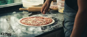 پهن کردن خمیر پیتزا آشپز در حال پهن کردن خمیر پیتزا می باشد