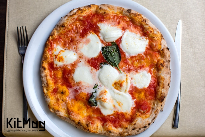 پیتزا ناپلیتن که داخل یک بشقاب سرامیکی قرار گرفته است