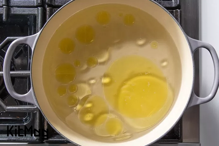 کیت مگ/ اشتباهات رایج پخت پاستا/ ۱. اضافه کردن روغن به آب پاستا