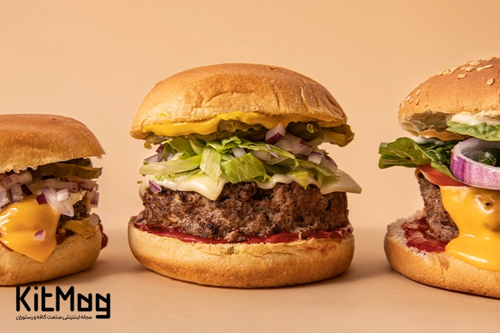 عکس سه عدد همبرگر که دو عدد از آن چیز برگر و آیتم وسطی همبرگر دبل چیز برگر می باشد