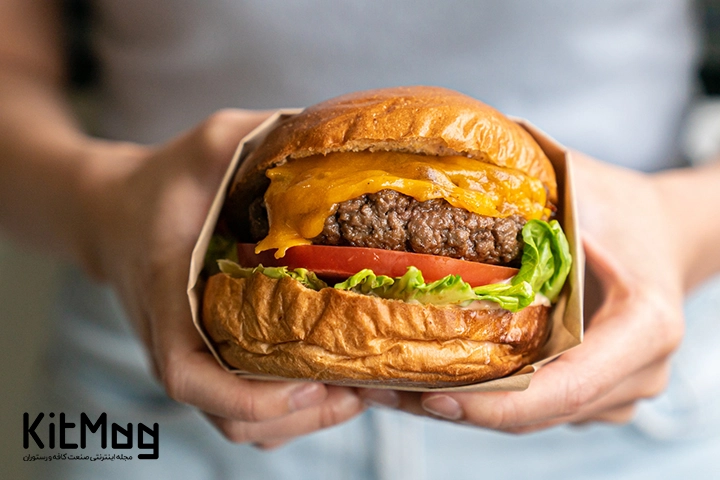 همبرگر چیز برگر با یک لایه گوشت ضخیم که مابین آن قرار گرفته است و داخل آن کاهو معمولی و گوجه قرار گرفته است
