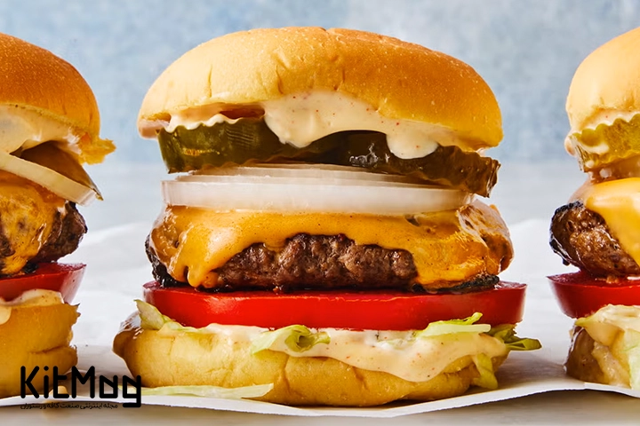 یک چیز برگر از نمای نزدیک در وسط صفحه قرار گرفته است