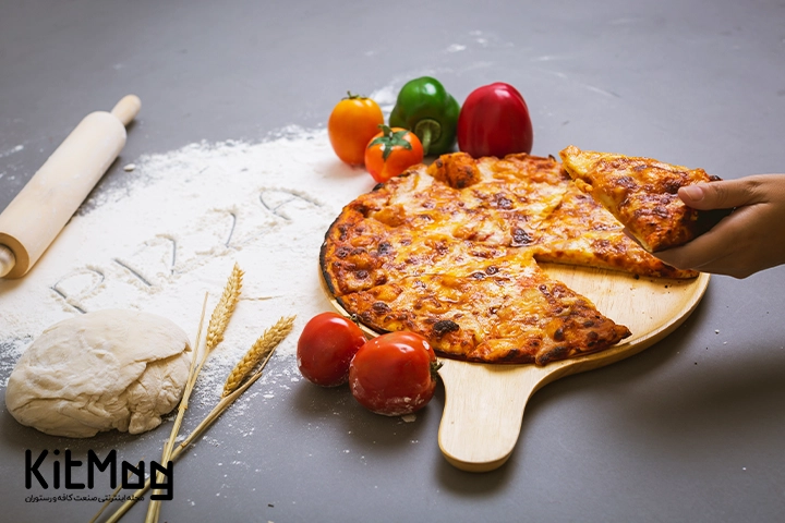 یک پیتزای پخته شده که اسلایس آن را یک مشتری برداشته است