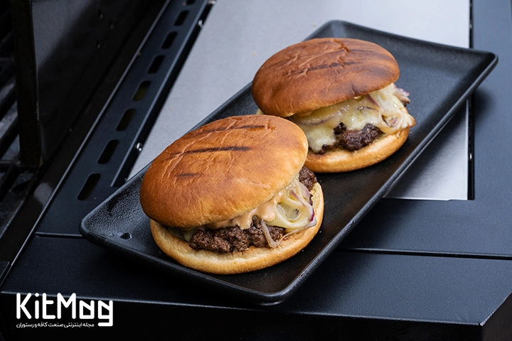 همبرگر های آماده که با نان برشته شده روی یک صفحه سرو قرار گرفته اند