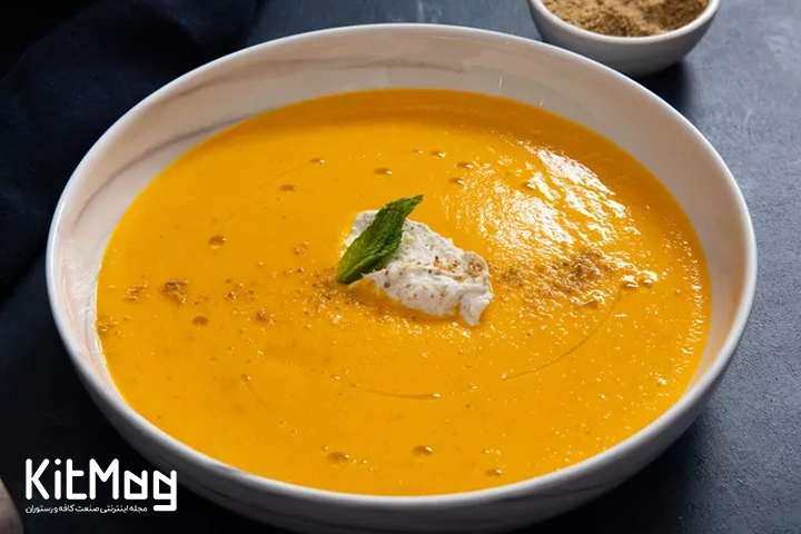 کاسهای از سوپ سرد هویج با ماست و دوکّه بهعنوان تزیین.