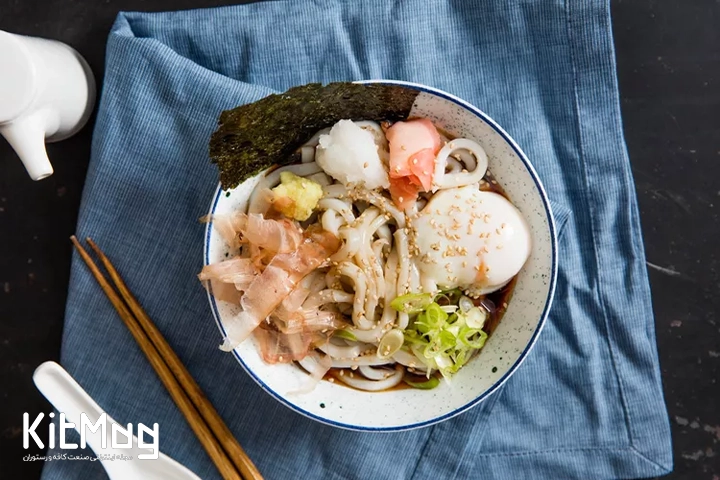 کاسهای از سوپ سرد بوکاکه اودون با انواع مخلفات.