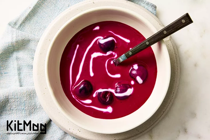 کاسهای از سوپ چغندر و گیلاس با چرخشی از خامه ترش