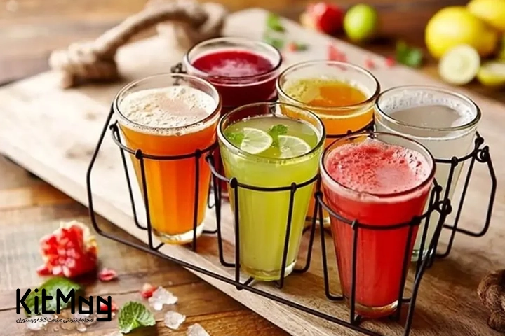 یک استند با شش حفره که در آن لیوان های مختلف با نوشیدنی های تابستانی خنک مثل آب هندوانه آب طالبی آب هویج و پرتغال و آب نارگیل خنک قرار گرفته است