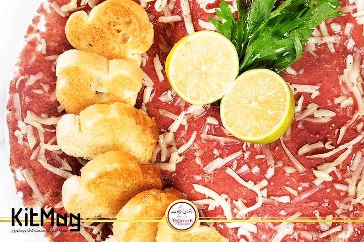 ماهی مخصوص فیله شده که با تزئینات مخصوص و نان سیر در رستوران آنتروکوت که از نمای بالا دیده می شود و برای سرو مشتری آماده شده است