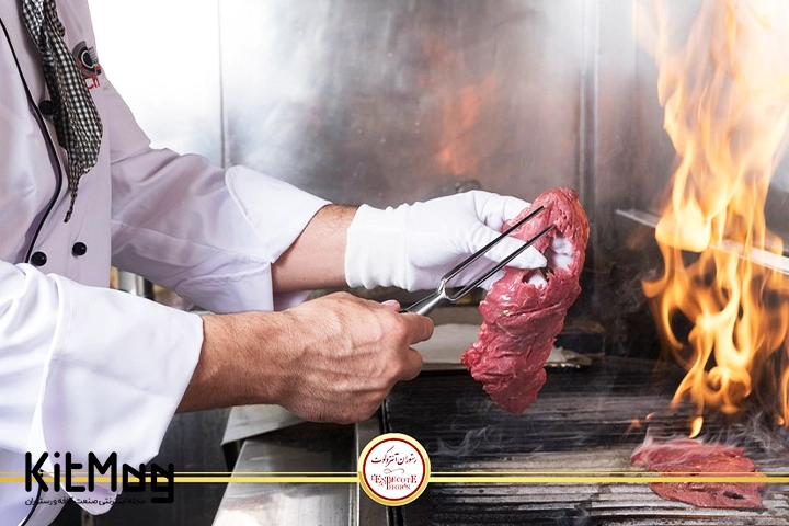 سر آشپز در حال به سیخ کشیدن فیله استیک مخصوص رستوران آنتروکوت برای آماده سازی قبل از گریل کردن است