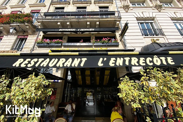 نمای بیرونی رستوران آنتروکوت در فرانسه که میزبان تعداد زیادی از توریست های این منطقه می باشد