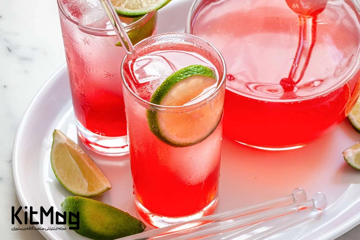 رزبری لایم ریکی (Raspberry Lime Rickey) که داخل یک لیوان پایه بلند ریخته شده است و با تکه های لیمو و رزبری تزئین شده است و داخل آن یک نی قرار گرفته است