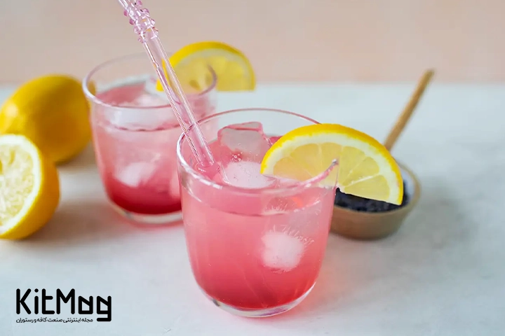 موکتل اسپریتزر لیموناد اسطوخودوس (Lavender Lemonade Spritzer) که داخل لیوان کوتاه ریخته شده است و داخل آن نی قرار گرفته است و لیمو ترش برای تزئین آن استفاده شده است