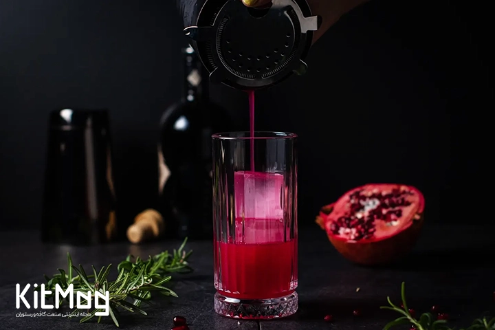 موکتل فیز انار و رزماری (Pomegranate Rosemary Fizz) که طعمی گاز دار دارد و ترکیبی از آب انار لیمو ترش سیروپ رزماری می باشد پس زمینه عکس سیاه است و داخل لیوان یخ ریخته شده است و داخل یک شیکر آن را میکس کرده اند و داخل لیوان می ریزند