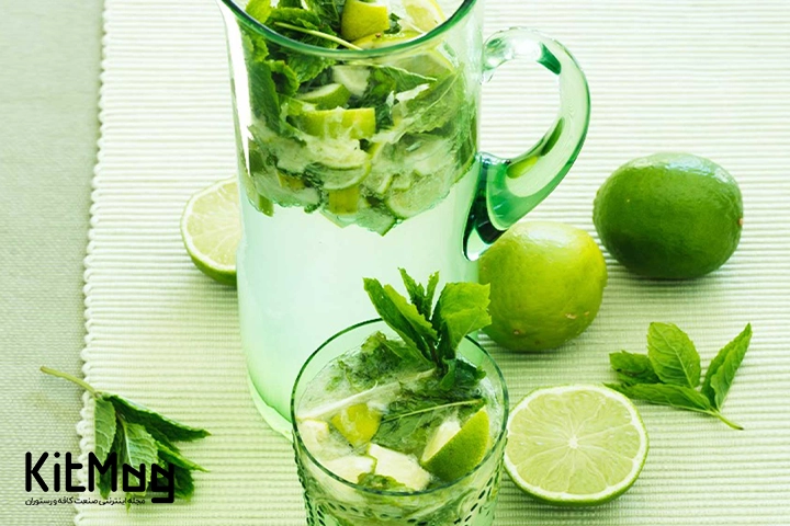 موکتل موهیتو با آب گاز دار که روی آن با تکه های نعناع گارنیش شده است