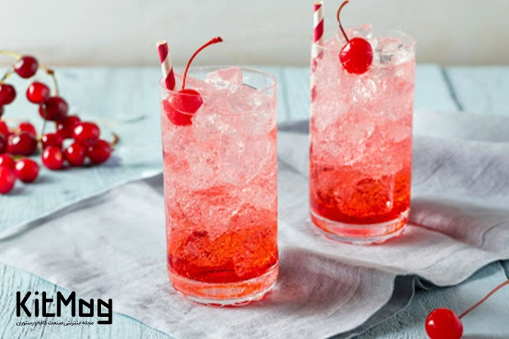 موکتل شرلی تمپل (Shirley Temple) که در لیوان های پایه بلند ریخته شده است و با گیلاس تزئین شده است