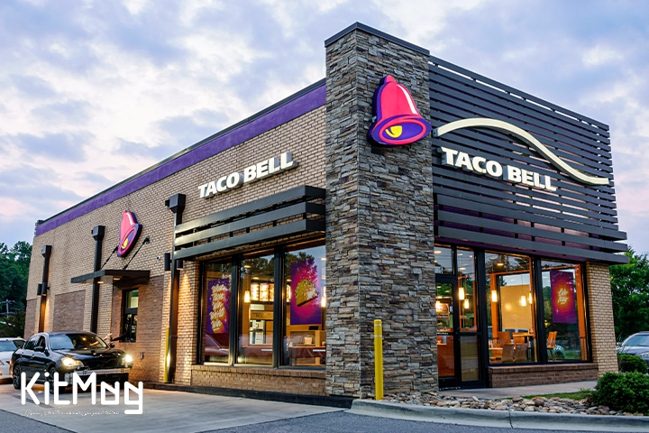 برند رستوران های زنجیره ای و فرانچایز تاکو بل یا TACO BELL که از نمای بیرونی آن و تابلوی آن عکس گرفته شده است