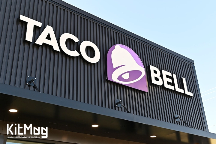 برند رستوران های زنجیره ای و فرانچایز تاکو بل یا TACO BELL که از نمای بیرونی آن و تابلوی آن عکس گرفته شده است