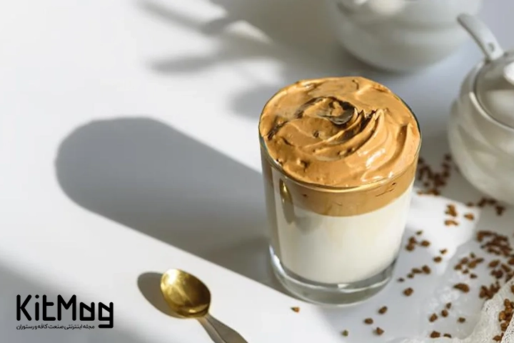 طرز تهیه دالگونا کافی که روی یک لیوان شیر خنک خامه دالگونا کافی ریخته شده است