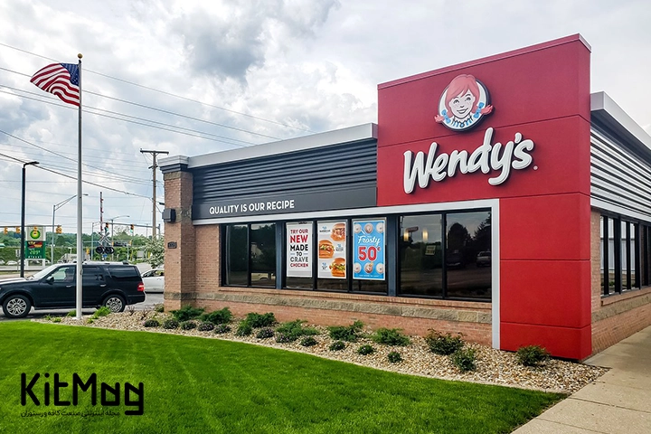 نمای بیرونی از رستوران وندیز یا Wendy's که یکی از رستوران های زنجیره ای و فرانچایز در آمریکا می باشد