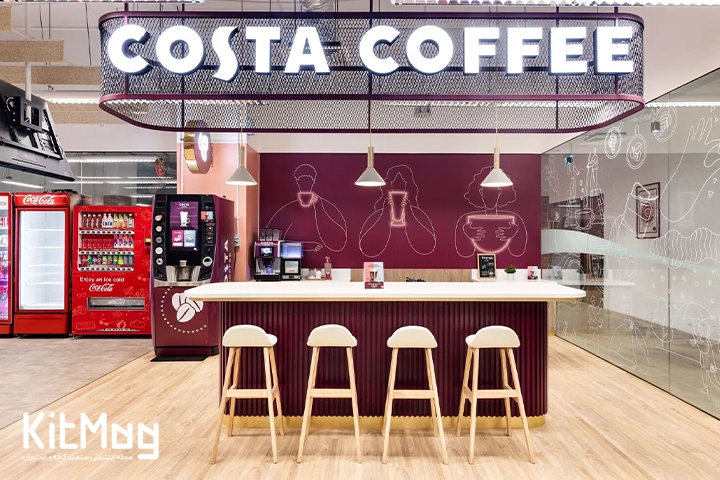نمای داخلی کافی شاپ زنجیره ای کوستا کافی یا Costa coffee که در آن صندلی های پشت کانتری دیده میشود