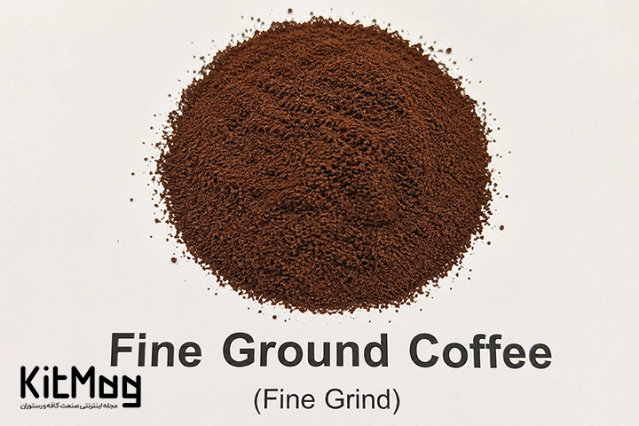  آسیاب ریز  (Fine Ground Coffee)
قهوه آسیاب شده آسیاب ریز یا فاین گراند که روی یک میز سفید ریخته شده است