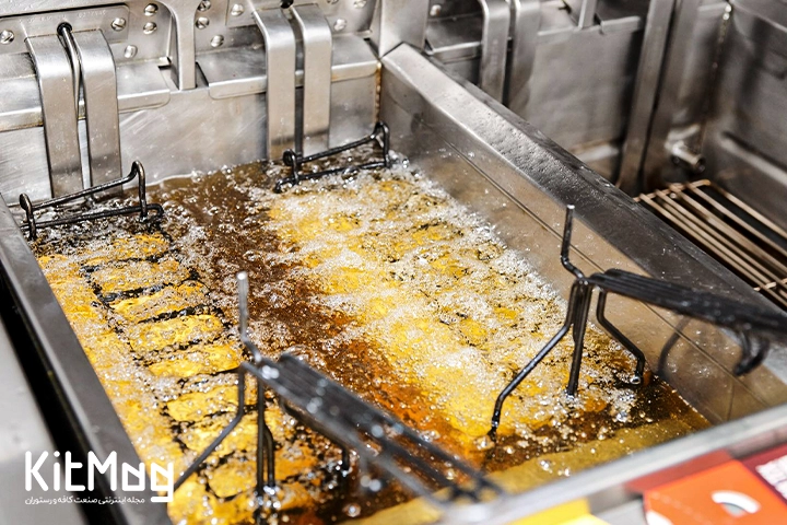 یک دستگاه سرخ کن صنعتی یا دیپ فرایر Deep Fryer که در اصل چهار سبد دارد که دو سبد از آن پر از سیب زمینی سرخ کرده می باشد که در حال سرخ شدن است