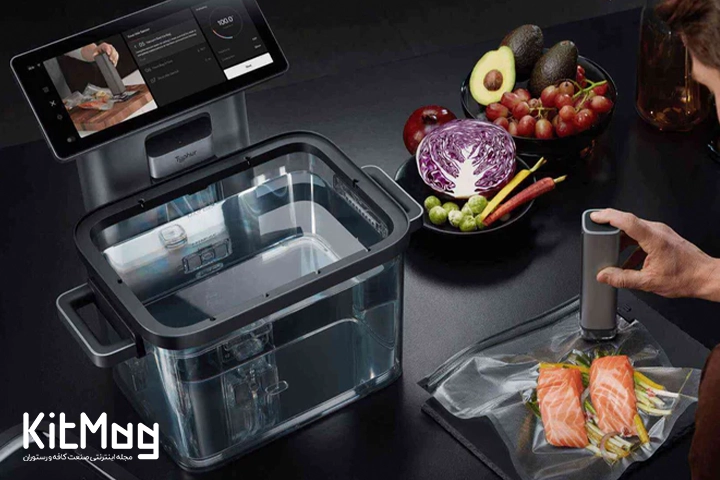 دستگاه سووید Sous Vide که آشپز در حال وکیوم کردن مواد غذایی با استفاده از از وکیوم سیل دستی می باشد و روی صفحه دستگاه دیجیتالی راهنمای این دستگاه دیده می شود